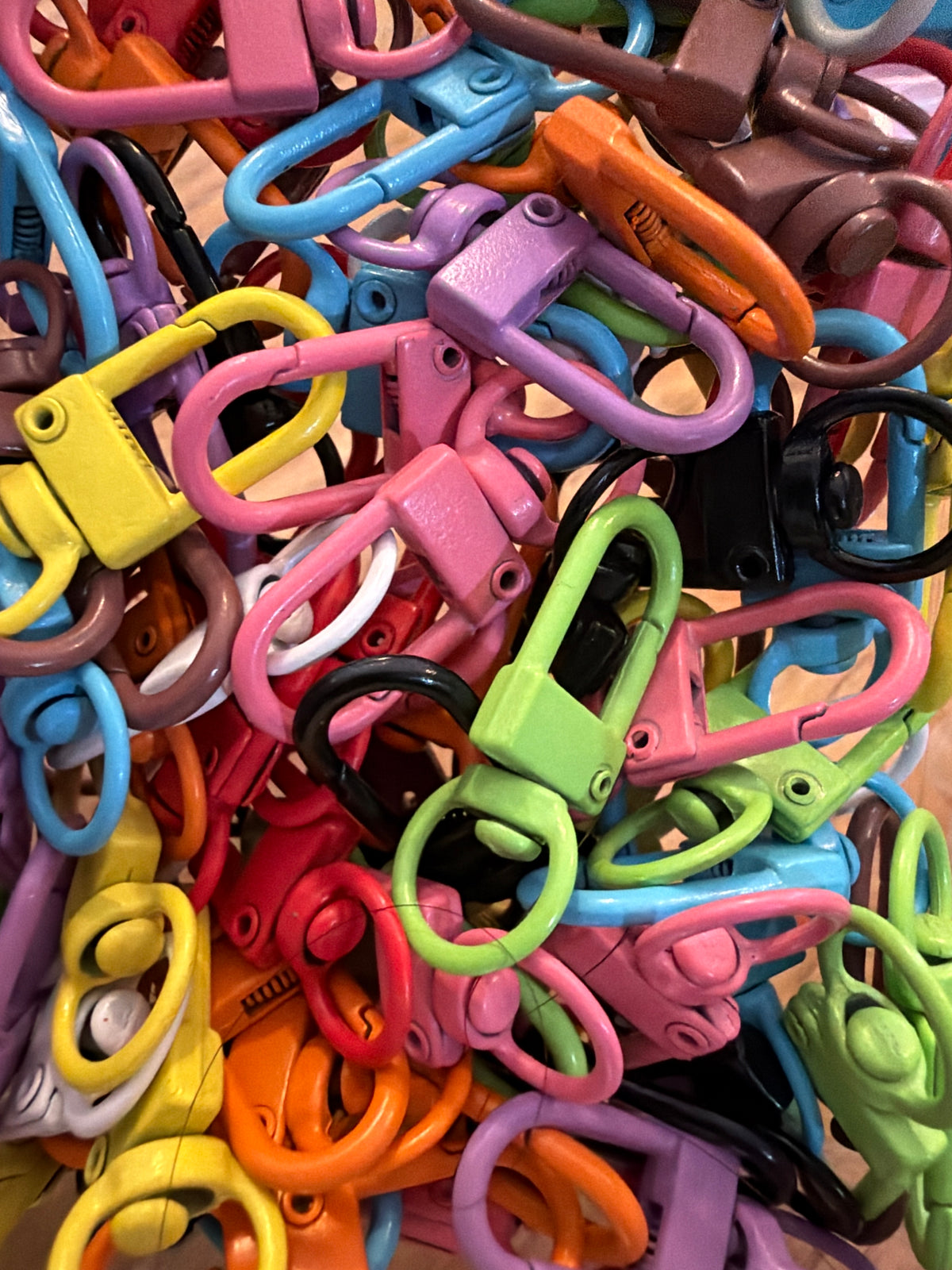 Random pick colorful clip for keychain 