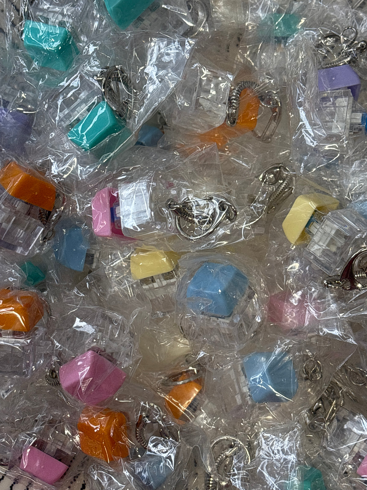 (Random)Noisy single clicker stress reliever keychain