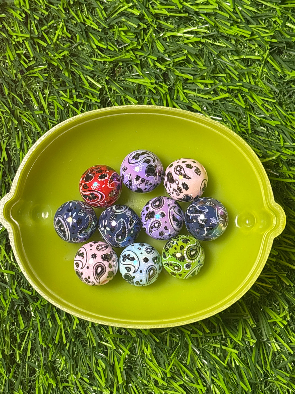 Random pick bandanna acrylic 16 mm bead #31)