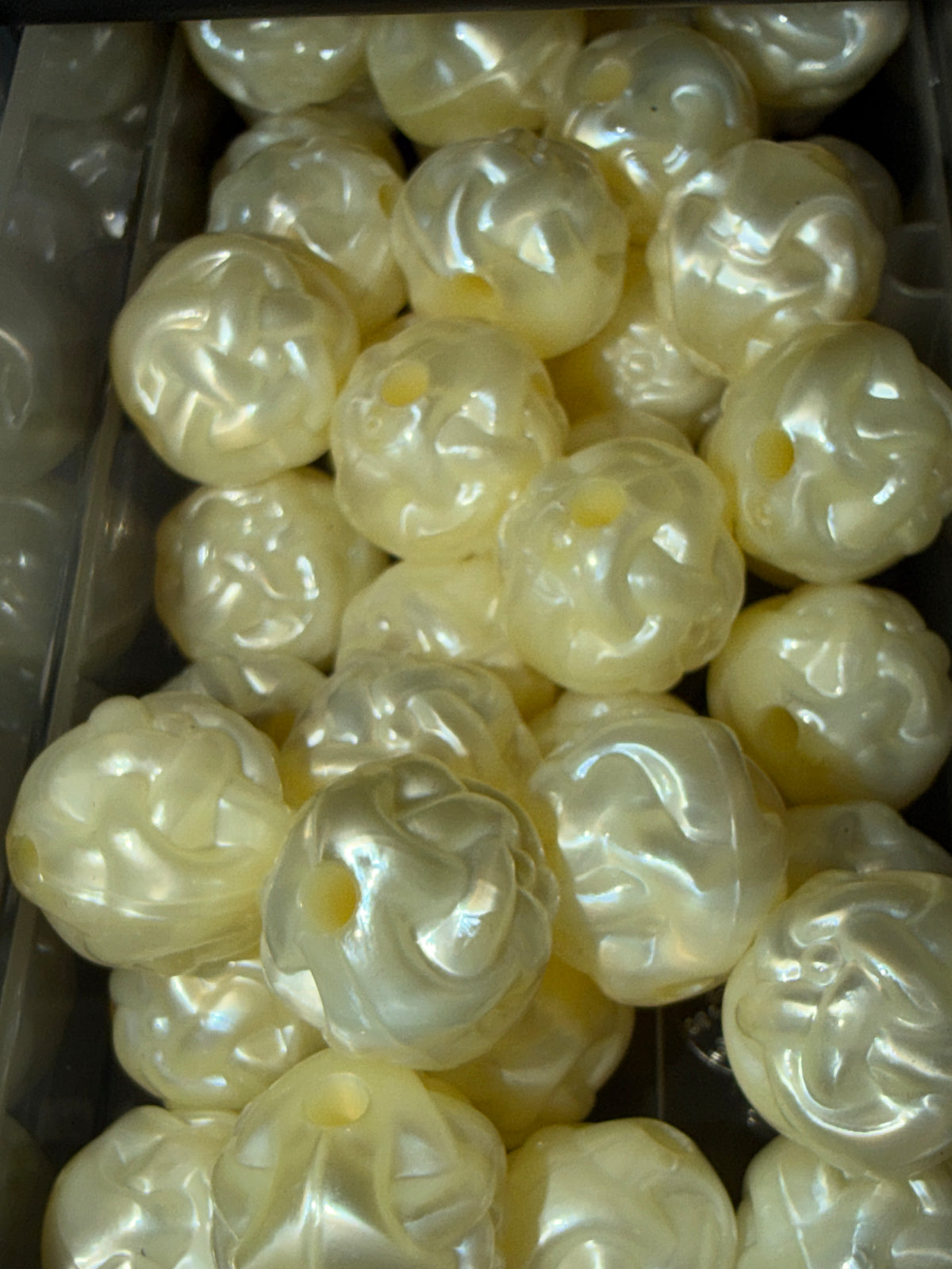 White texture acrylic bead #191